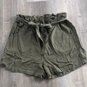 Green midi paper bag shorts 💚